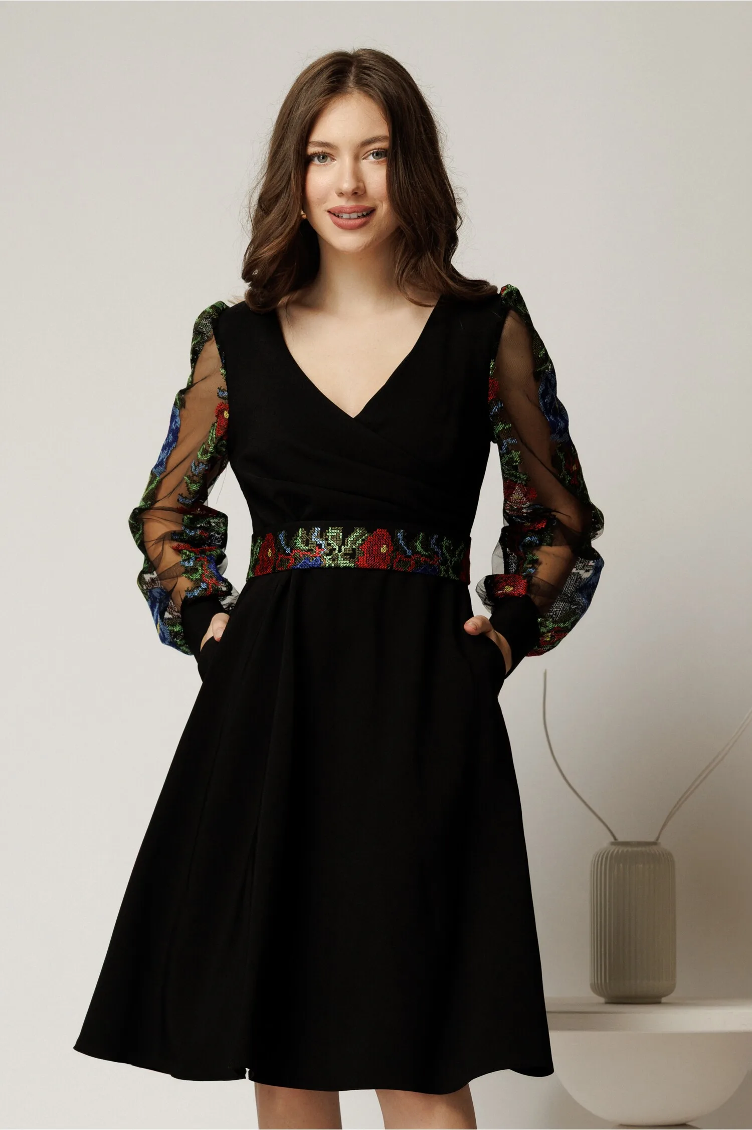 Rochie Adria neagra cu maneci lungi cu broderie