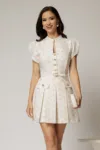 Rochie DY Fashion alba cu buline roz cu fusta scurta cu pliuri si decolteu