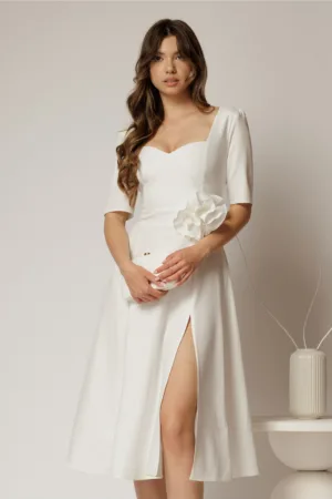 Rochie DY Fashion alba cu decolteu inima si detaliu floral in talie