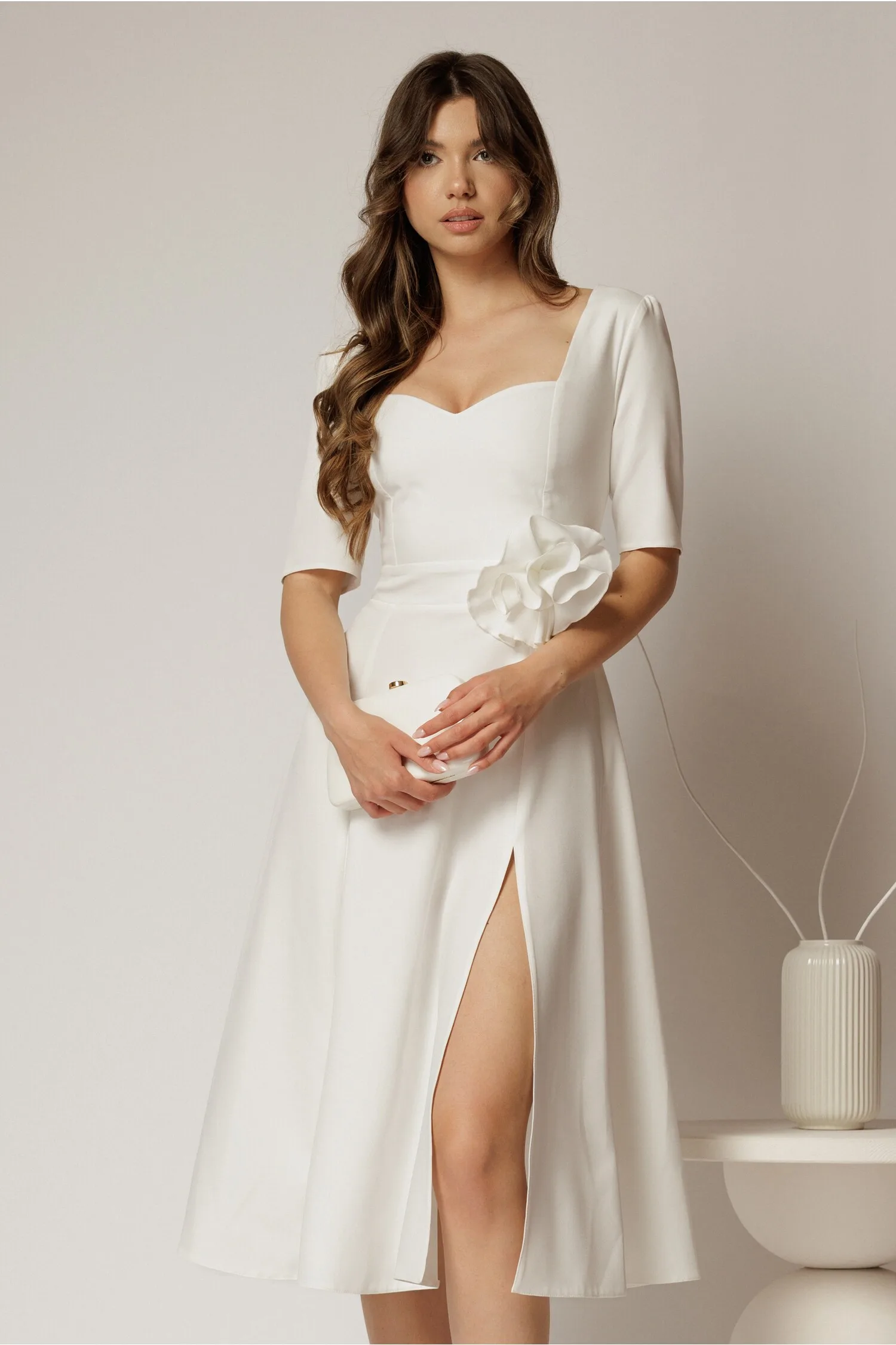 Rochie DY Fashion alba cu decolteu inima si detaliu floral in talie