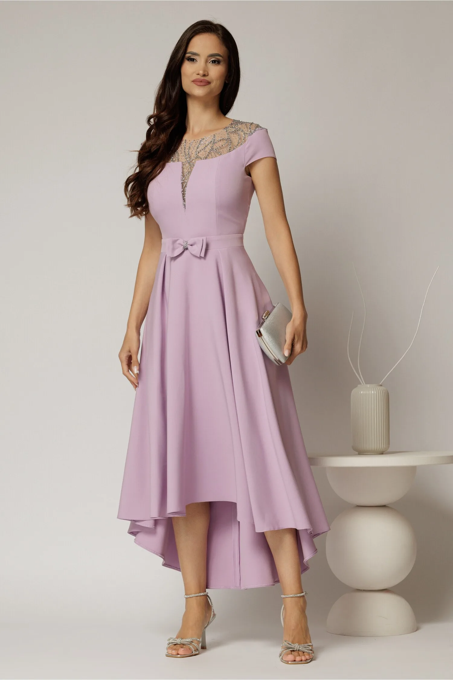 Rochie DY Fashion asimetrica lila cu funda in talie si aplicatii la decolteu