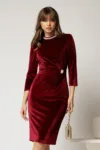 Rochie DY Fashion bordo din catifea cu perle la guler si brosa eleganta