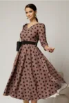 Rochie DY Fashion clos maro cu buline negre cu decolteu in V si curea