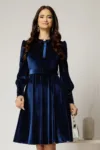 Rochie DY Fashion din catifea bleumarin cu funda si brosa la guler