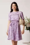 Rochie DY Fashion din viscoza lila cu imprimeu floral alb si cordon in talie