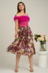 Rochie DY Fashion fucsia cu imprimeu pe fusta si pene la bust