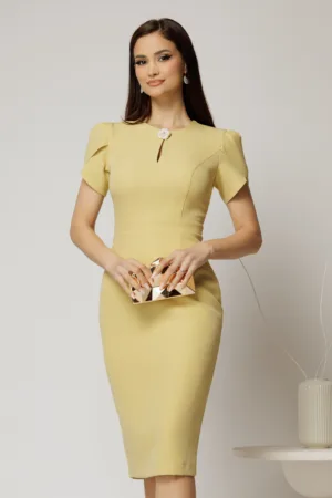 Rochie DY Fashion galben pal conica cu maneci scurte lalea si accesoriu la decolteu