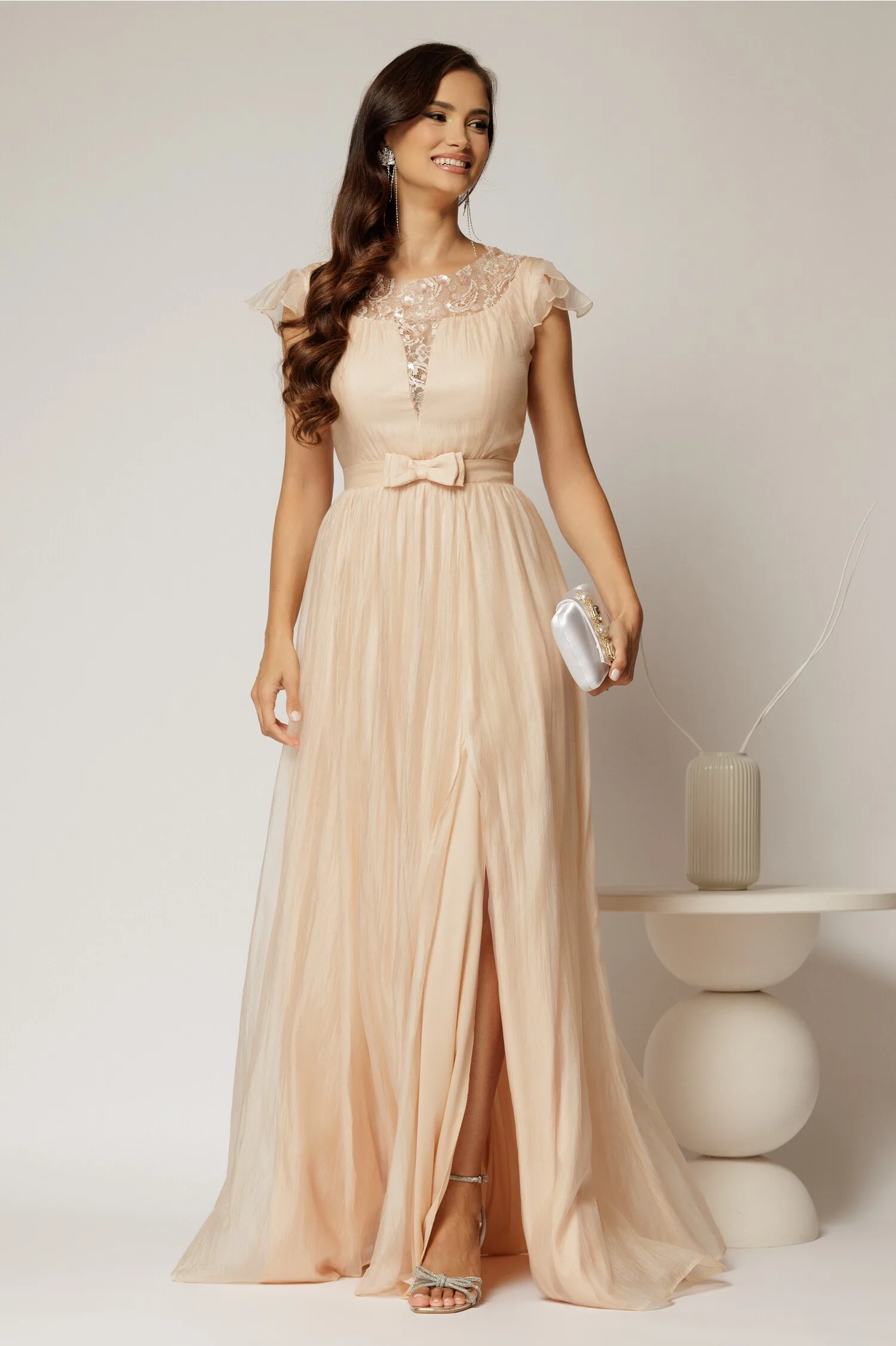 Rochie DY Fashion lunga bej de seara din voal creponat si funda in talie