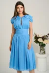 Rochie DY Fashion midi bleu din voal in clos cu accesoriu si decupaj la decolteu