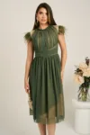 Rochie DY Fashion midi din tull verde olive in clos cu pene la umeri