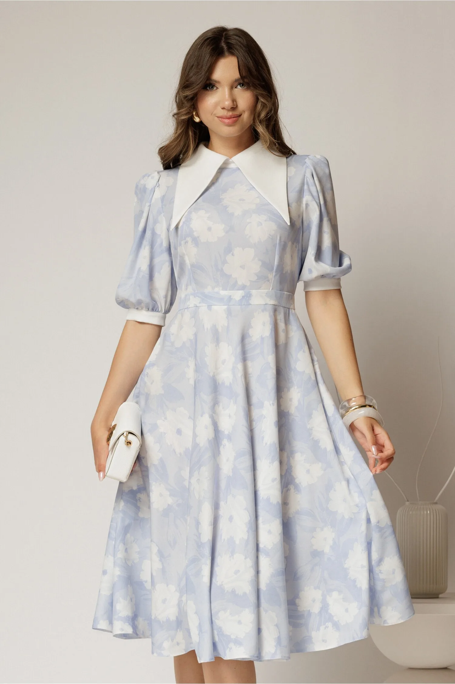 Rochie DY Fashion midi imprimeu floral bleu cu guler ascutit si maneci bufante
