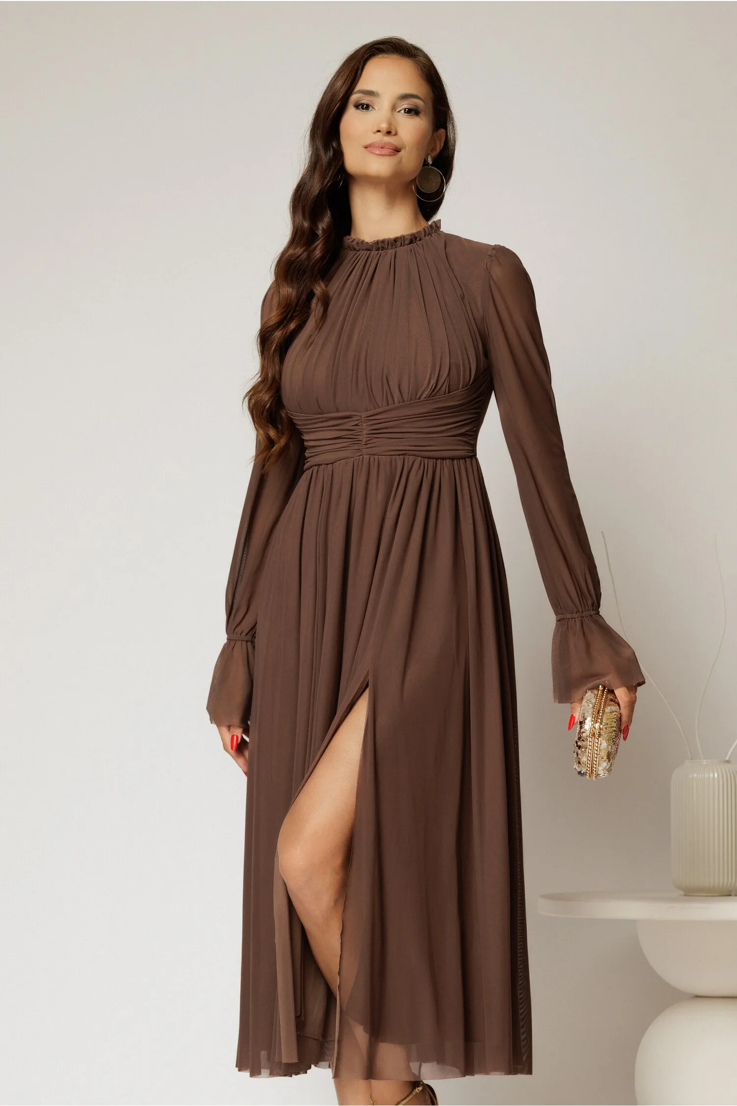 Rochie DY Fashion midi maro din tulle fin in clos cu crapatura pe picior