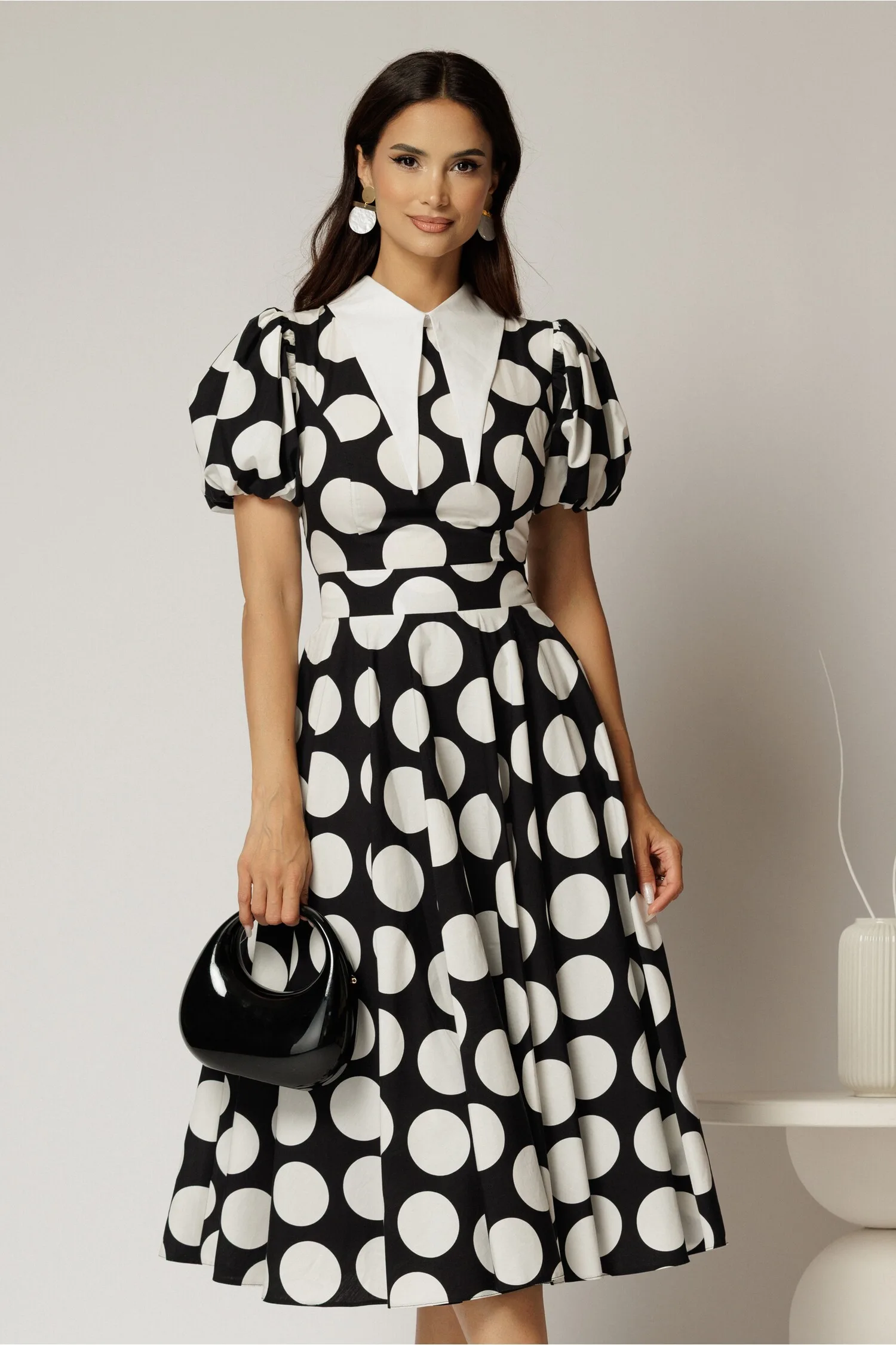 Rochie DY Fashion midi neagra cu buline din poplin cu guer ascutit si maneci scurte bufante