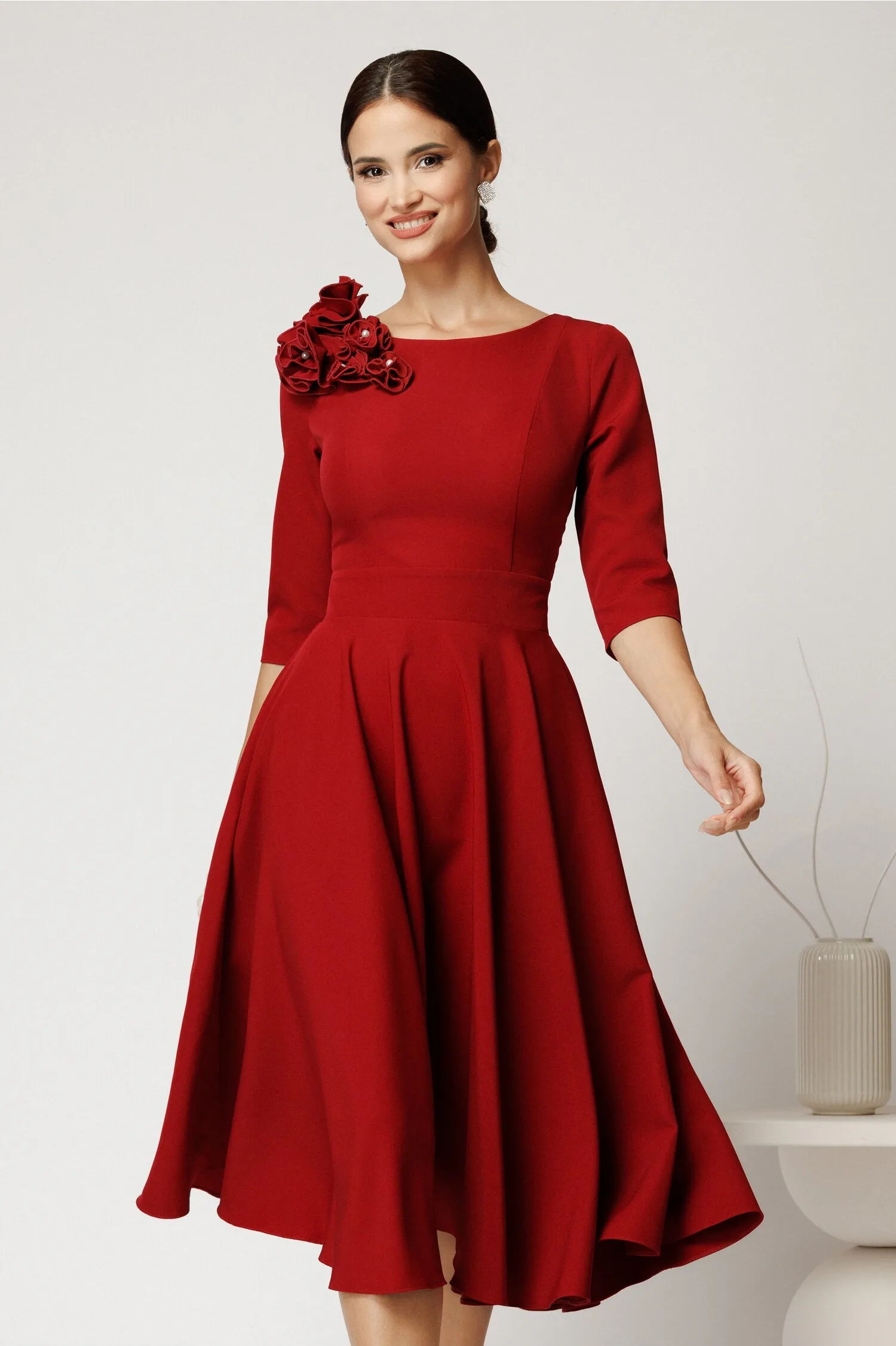 Rochie DY Fashion midi rosie din stofa in clos cu floare la bust