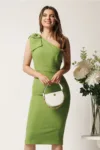 Rochie DY Fashion midi verde fistic din stofa cu croi conic si funda pe un umar