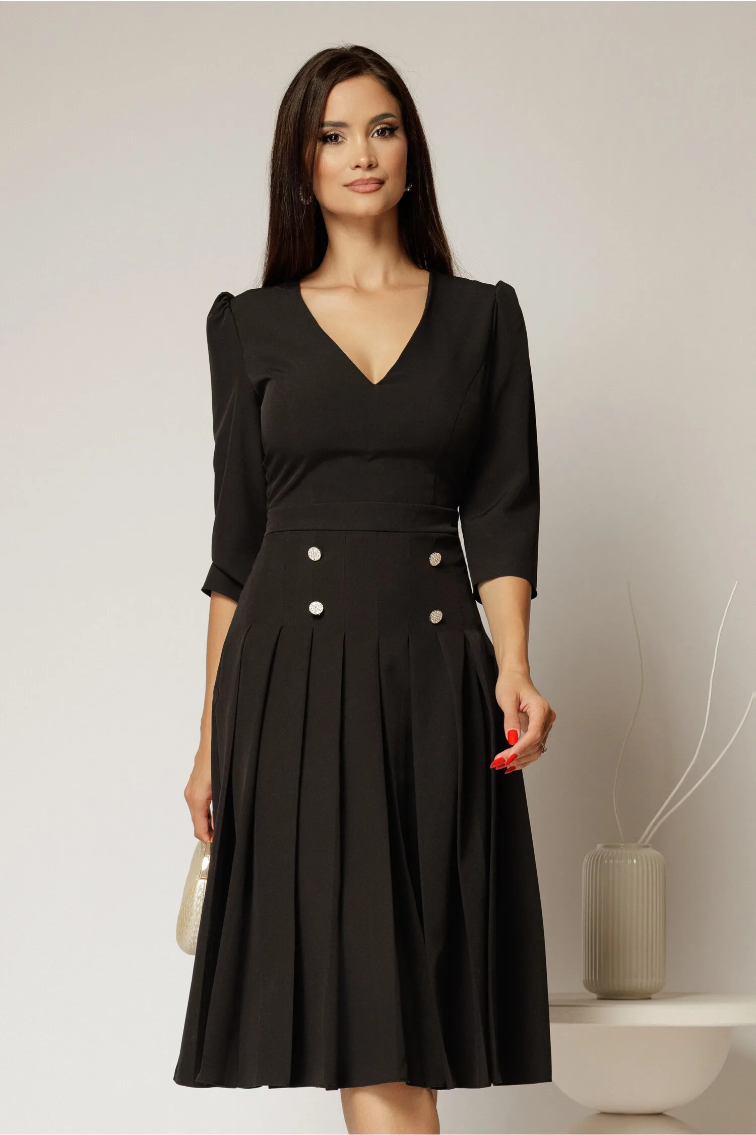Rochie DY Fashion neagra cu decolteu adanc si fusta plisata