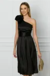 Rochie DY Fashion neagra cu floare maxi pe un umar