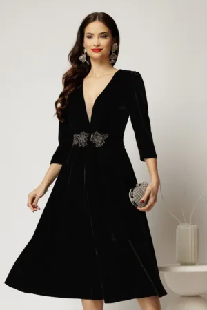Rochie DY Fashion neagra din catifea cu decolteu adanc si cordon cu aplicatii
