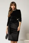 Rochie DY Fashion neagra din catifea cu perle la guler si brosa eleganta