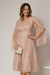 Rochie DY Fashion roz din dantela cu maneci lungi crapate si decolteu in V