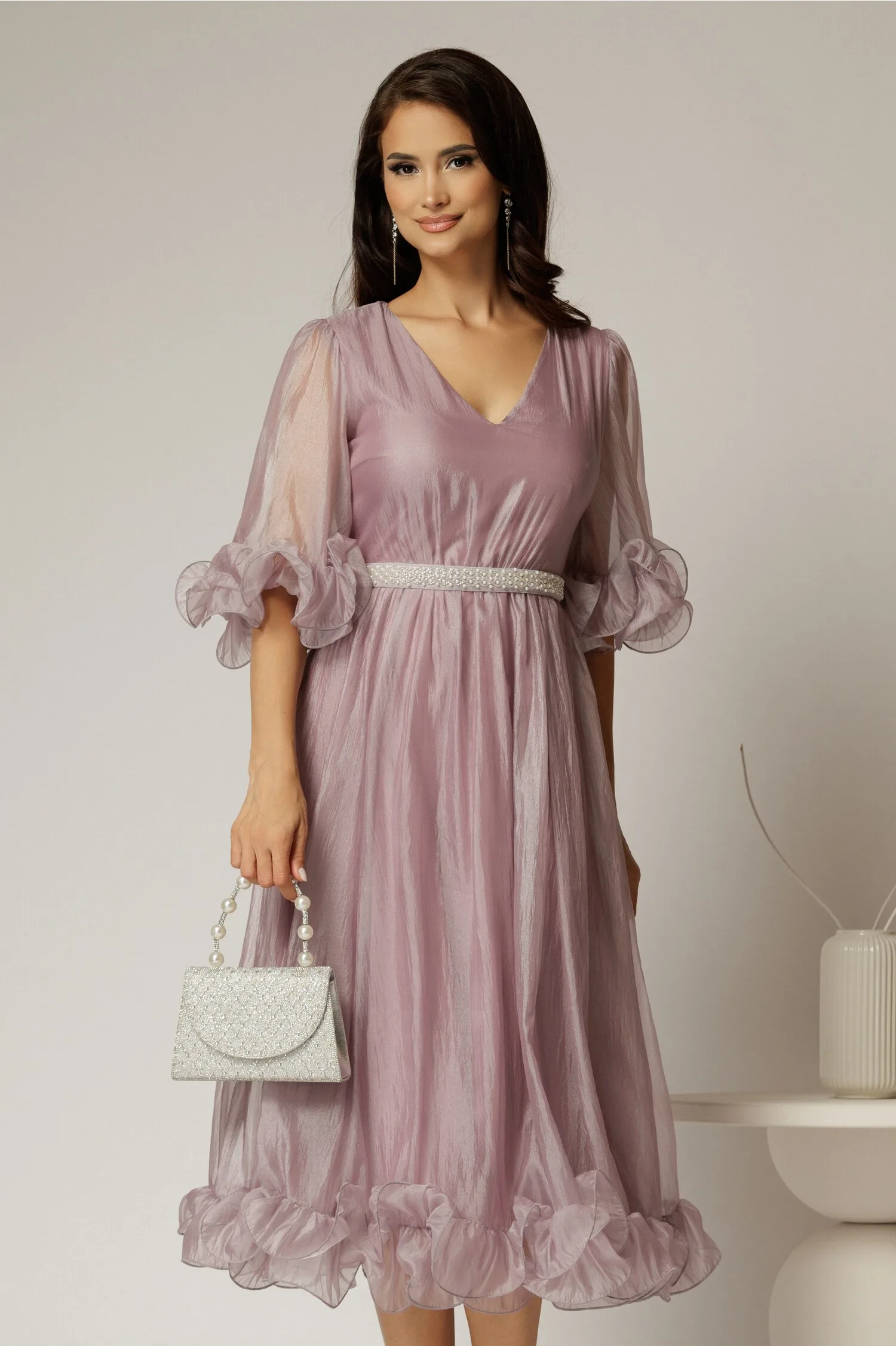 Rochie DY Fashion roz din voal creponat cu volanase si decolteu in V