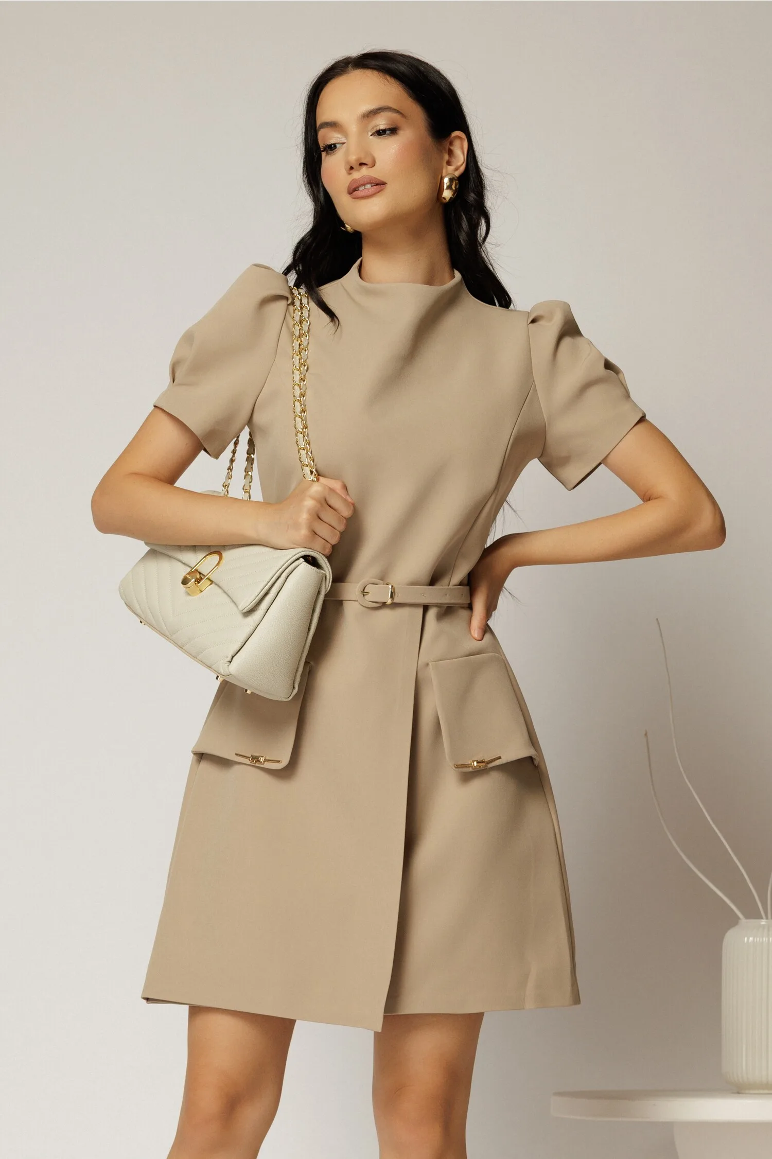 Rochie DY Fashion scurta bej cu aplicatii pe capace si decolteu rotund