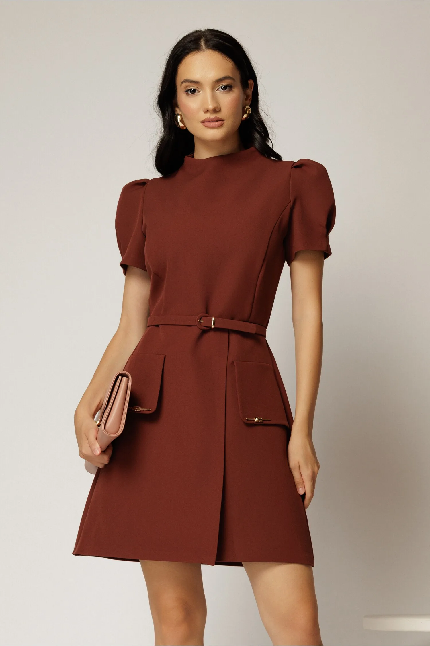 Rochie DY Fashion scurta caramizie cu aplicatii pe capace si decolteu rotund