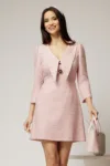 Rochie DY Fashion scurta din tweed roz cu gulerul ascutit si nasturi la bust
