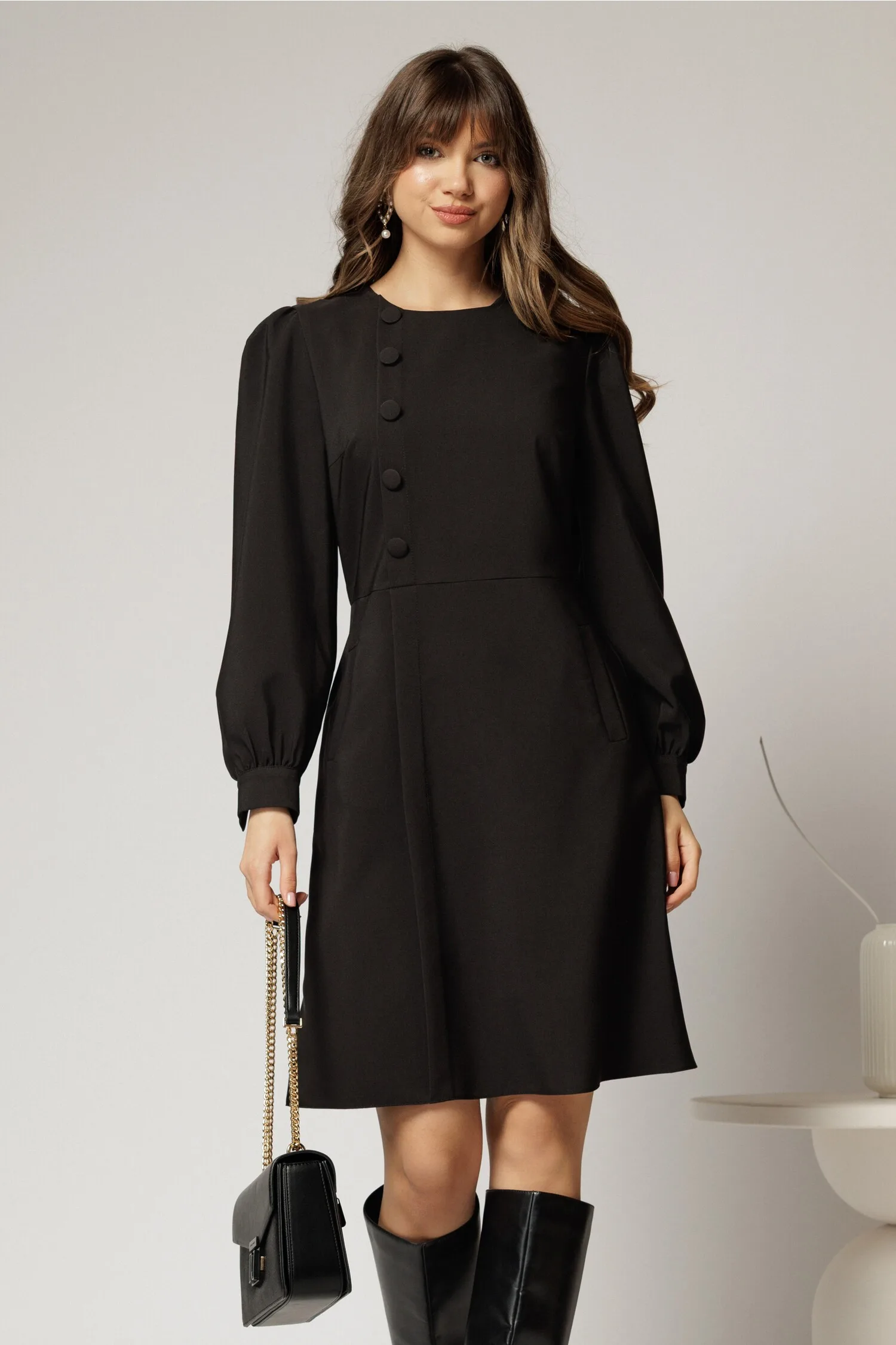 Rochie DY Fashion scurta neagra cu nasturi pe bust si fusta tip A