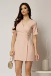 Rochie DY Fashion scurta roz cu decolteu petrecut si nasturi pe maneci