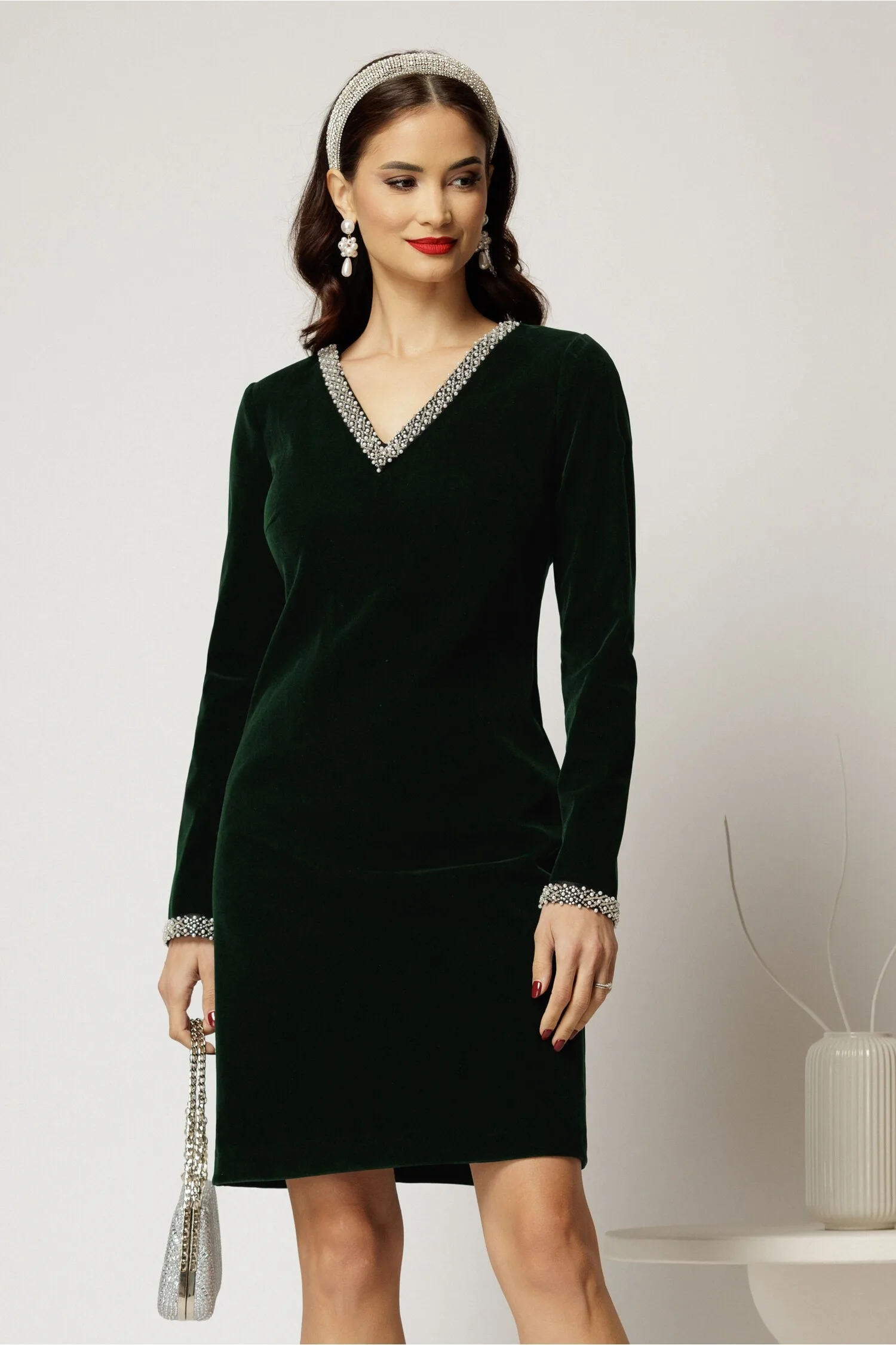Rochie DY Fashion verde din catifea fixa cu perle la decolteu si maneci