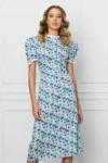 Rochie Dy Fashion alba cu imprimeuri florale albastre si volanase la maneci si decolteu