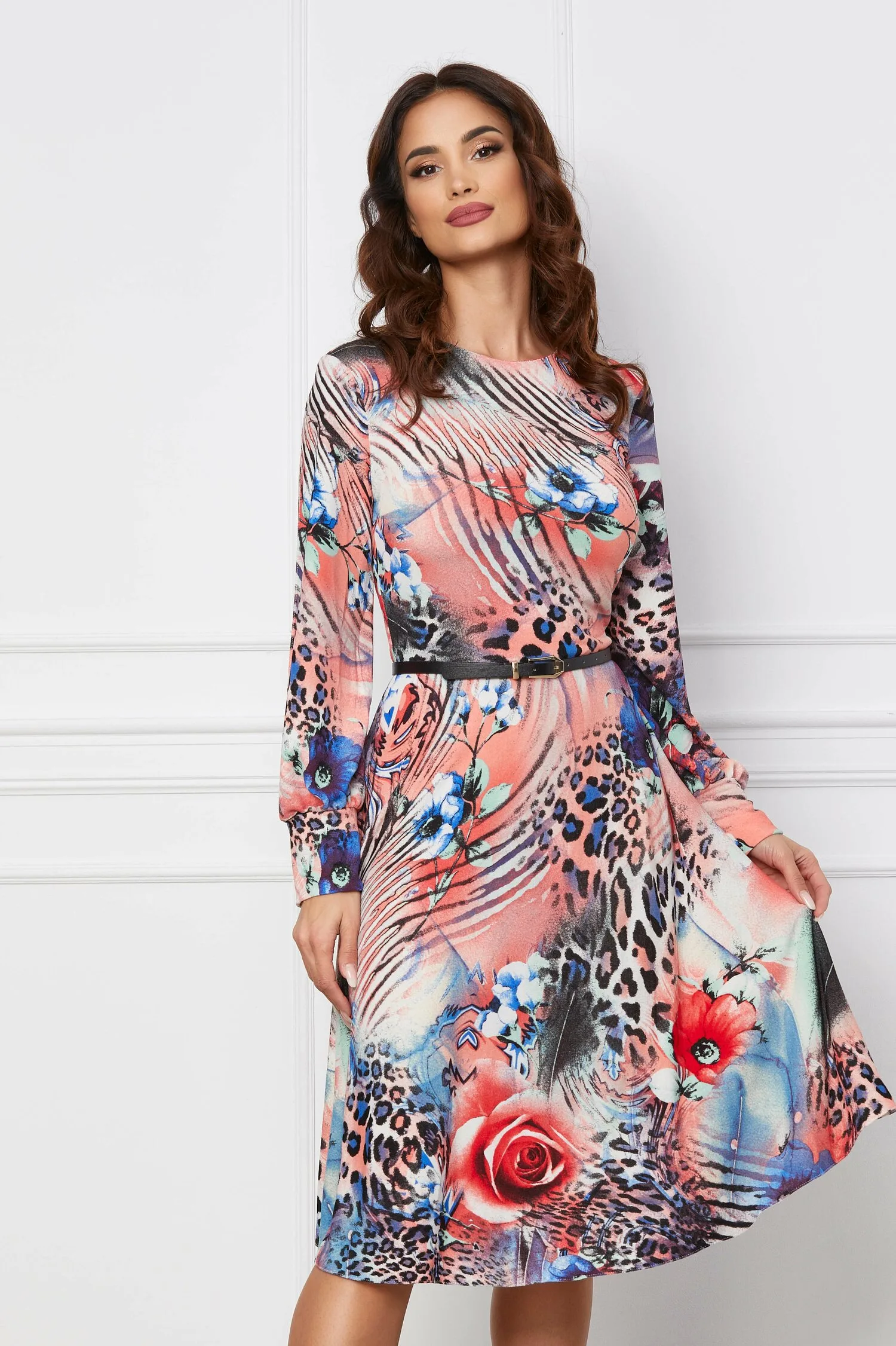 Rochie Dy Fashion roz somon cu imprimeu albastru si decupaj pe maneci