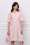 Rochie Elisa roz cu imprimeu floral albastru si cordon in talie
