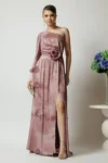 Rochie Ella Collection Noa lunga de ocazie roz din satin cu floare maxi pe talie