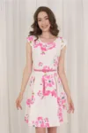 Rochie Iseline alba cu imprimeu floral roz si curea in talie