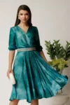 Rochie Julia midi turcoaz din satin in clos cu aspect sidefat si cordon cu strasuri