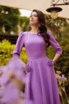 Rochie midi lila din stofa in clos cu flori maxi pe buzunare- LaDonna