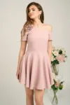 Rochie Moze eleganta din stofa roz cu floare pe bust si umar gol