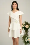 Rochie Moze scurta alba cu volanase si detaliu floral