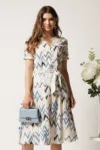 Rochie alba cu print zig-zag albastru in clos cu cordon in talie