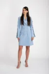 Rochie bleu tip sacou prevazuta cu doua randuri de nasturi si maneca cu design deosebit