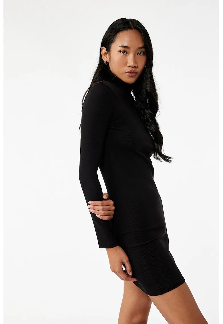 Rochie bodycon cu guler scurt