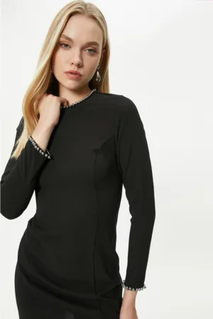 Rochie cambrata cu aplicatii metalice