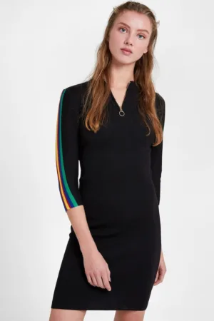 Rochie cambrata cu detalii contrastante