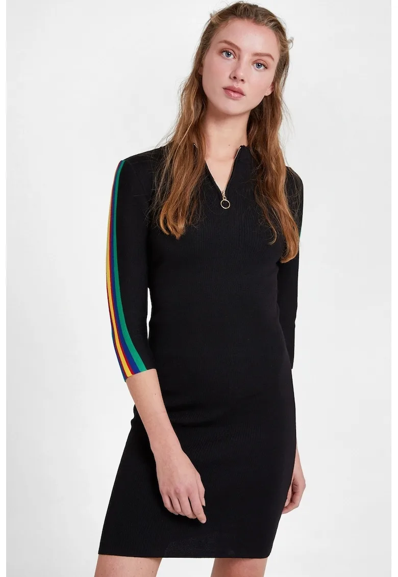 Rochie cambrata cu detalii contrastante