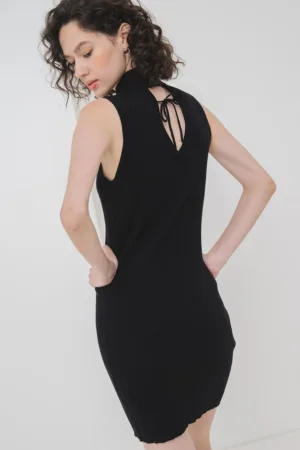 Rochie cambrata cu guler turtleneck