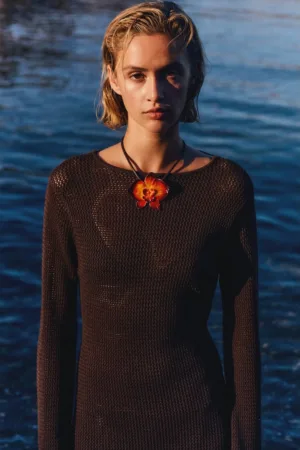 Rochie crosetata cu decupaj pe partea din spate