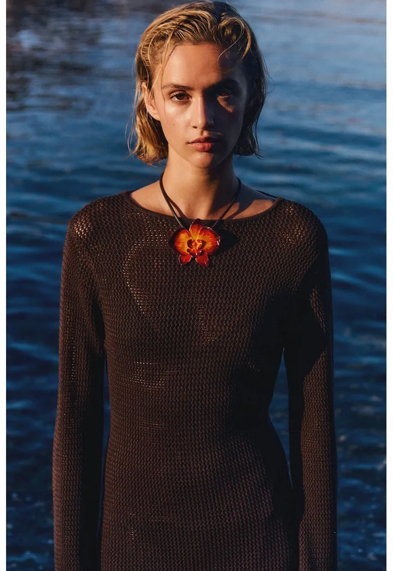 Rochie crosetata cu decupaj pe partea din spate