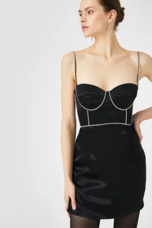 Rochie cu aspect satinat si aplicatii cu strasuri